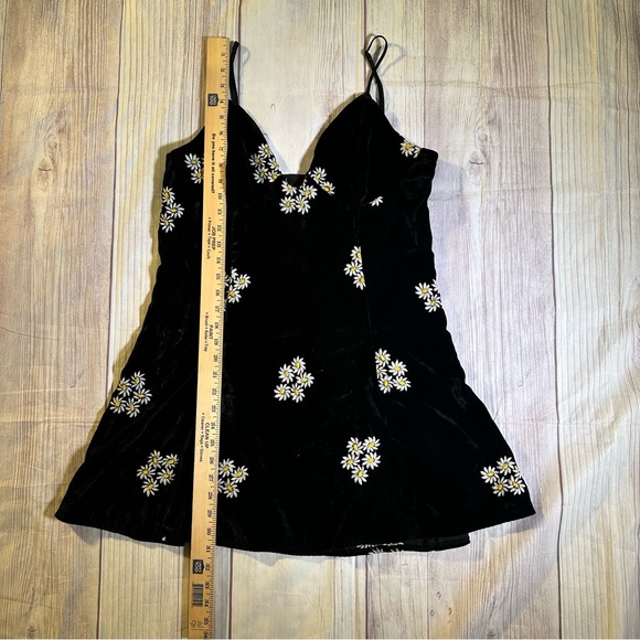 Urban Outfitters Ginger Velvet Daisy Embroidered
Black Velvet Corset Mini Dress - Picture 11 of 13